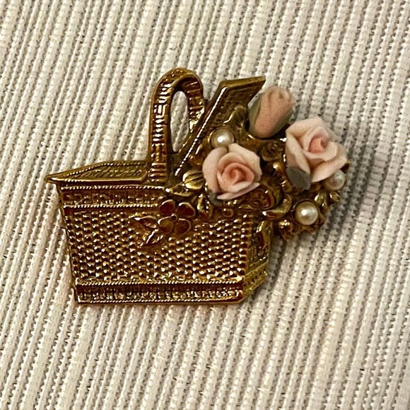 Picnic Basket Brooch pink roses - Picture 1 of 4